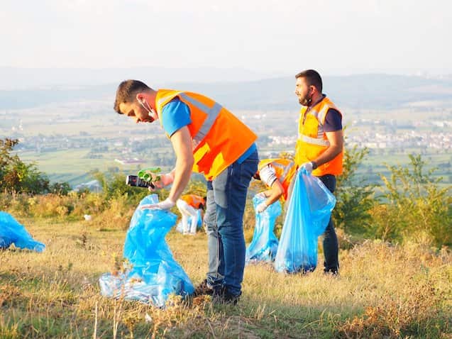Çevre gönüllüsü gençler farkındalık oluşturmak için çöpleri topladılar...