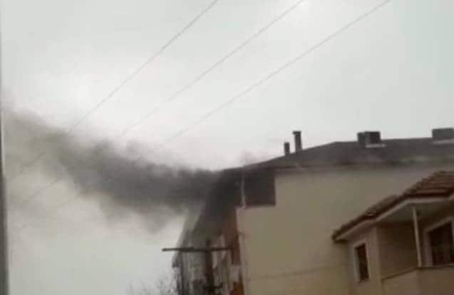 Hendek Bayraktepe Mahallesinde yangın, 1 kişi dumandan etkilendi...