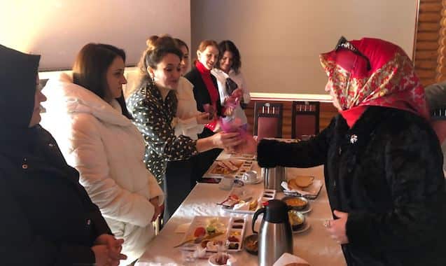Hendek Belediyesinde görev yapan kadın personelleri kahvaltıda ağırladılar