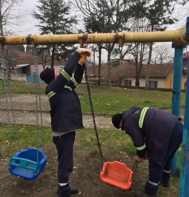 Hendek'in çeşitli mahallerinde bulunan çocuk parklarında yenileme çalışmaları sürüyor...