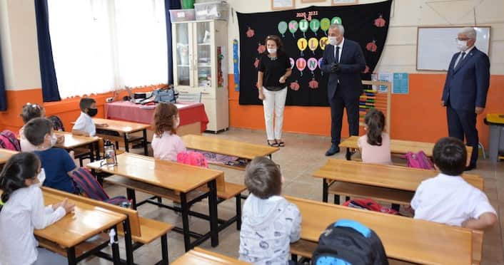 Okullarında Öğrenim Gören Öğrencilere Hendek Belediye Başkanı Bal hediye etti