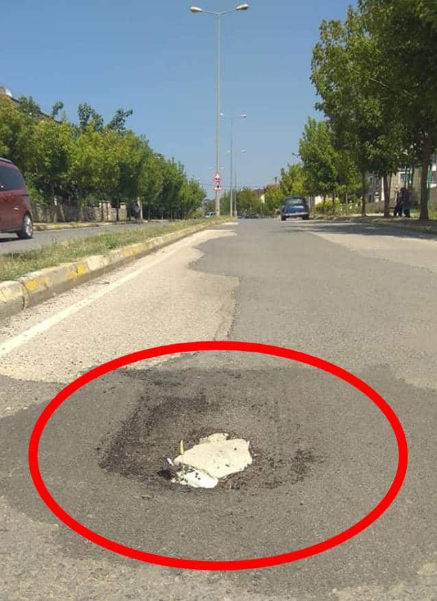 Hendek de yeni dökülen asfalt çöktü…