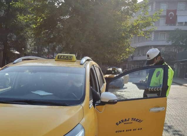 Trafik ekipleri Hendek taksi duraklarında denetimler gerçekleştirdi.