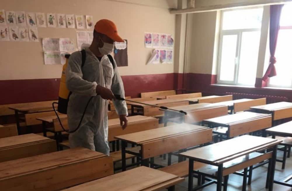 Hendek’te yer alan okullar sınav öncesinde dezenfekte edildi