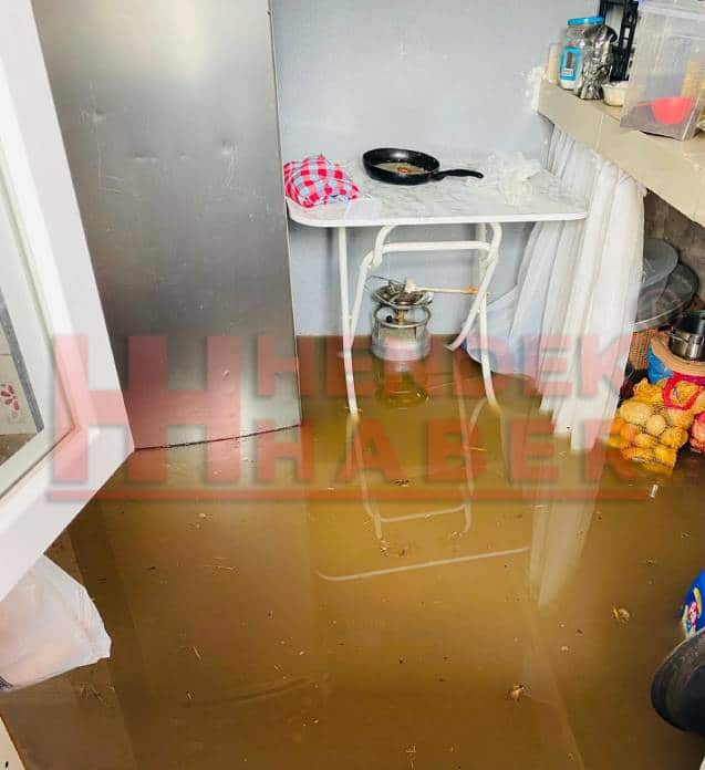 Hendek Yeni Mahallede Evi Su Bastı, ekipler suyu tahliye ediyor…