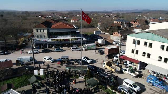 Hendek Yeşilyurt'a Dev Türk Bayrağı törenle göndere çekildi.