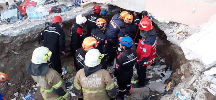 Hendekli arama kurtarma ekibi deprem bölgesinde