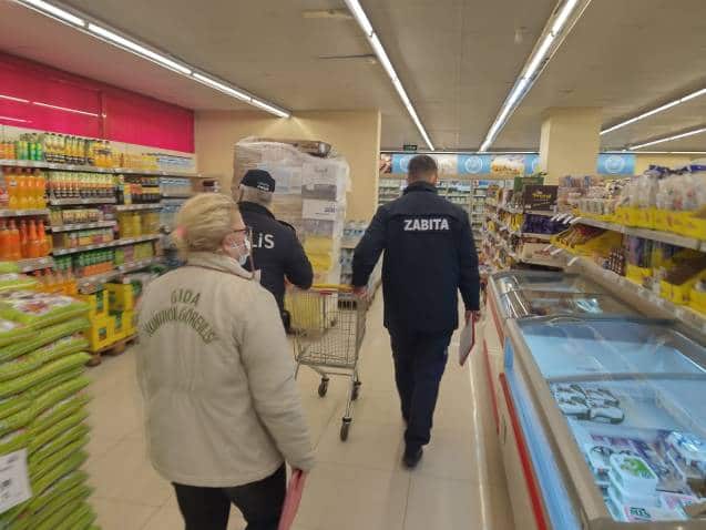 Polis ve Gıda Denetçisi Eşliğinde Hendek Market Depolarına baskınlar düzenlendi