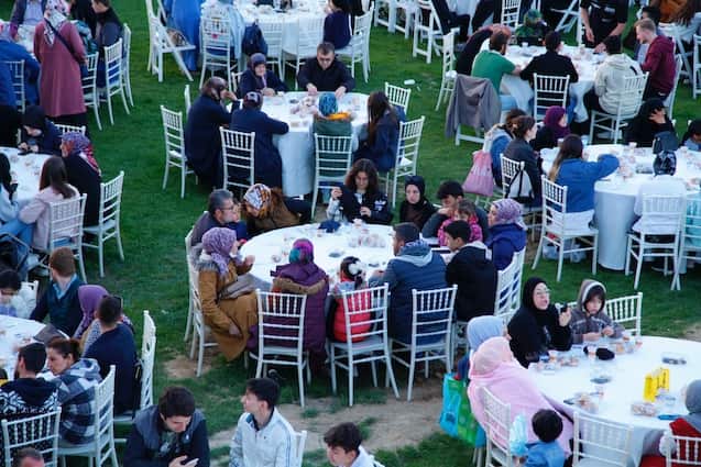 Sakarya’da 20 bin kişi kurulan iftar sofrasında buluştu.