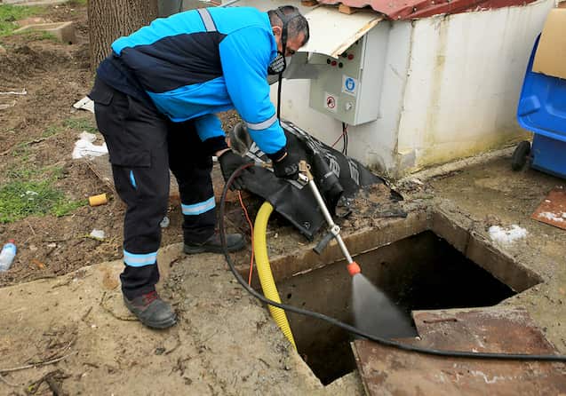 Kanal ve kanalizasyonlar ekipler tarafından ilaçlanıyor.