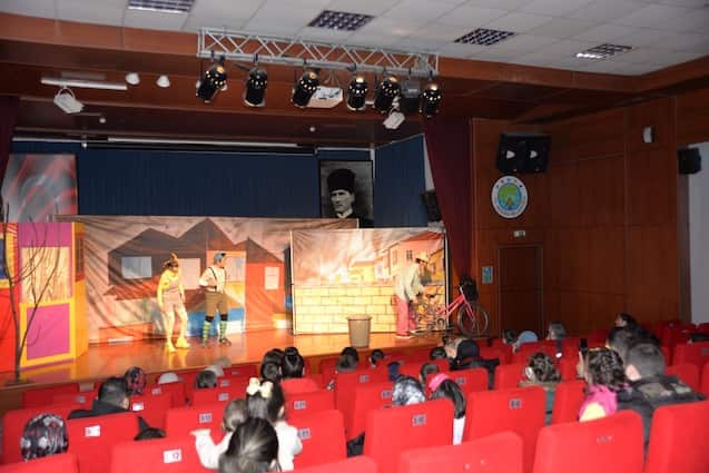 Dünya Tiyatrolar Günü kapsamında Hendek de etkinlik düzenlendi